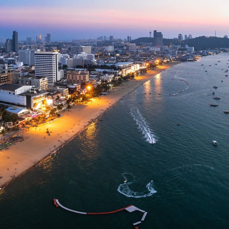 Pattaya Koyu, sahil ve şehir manzarası