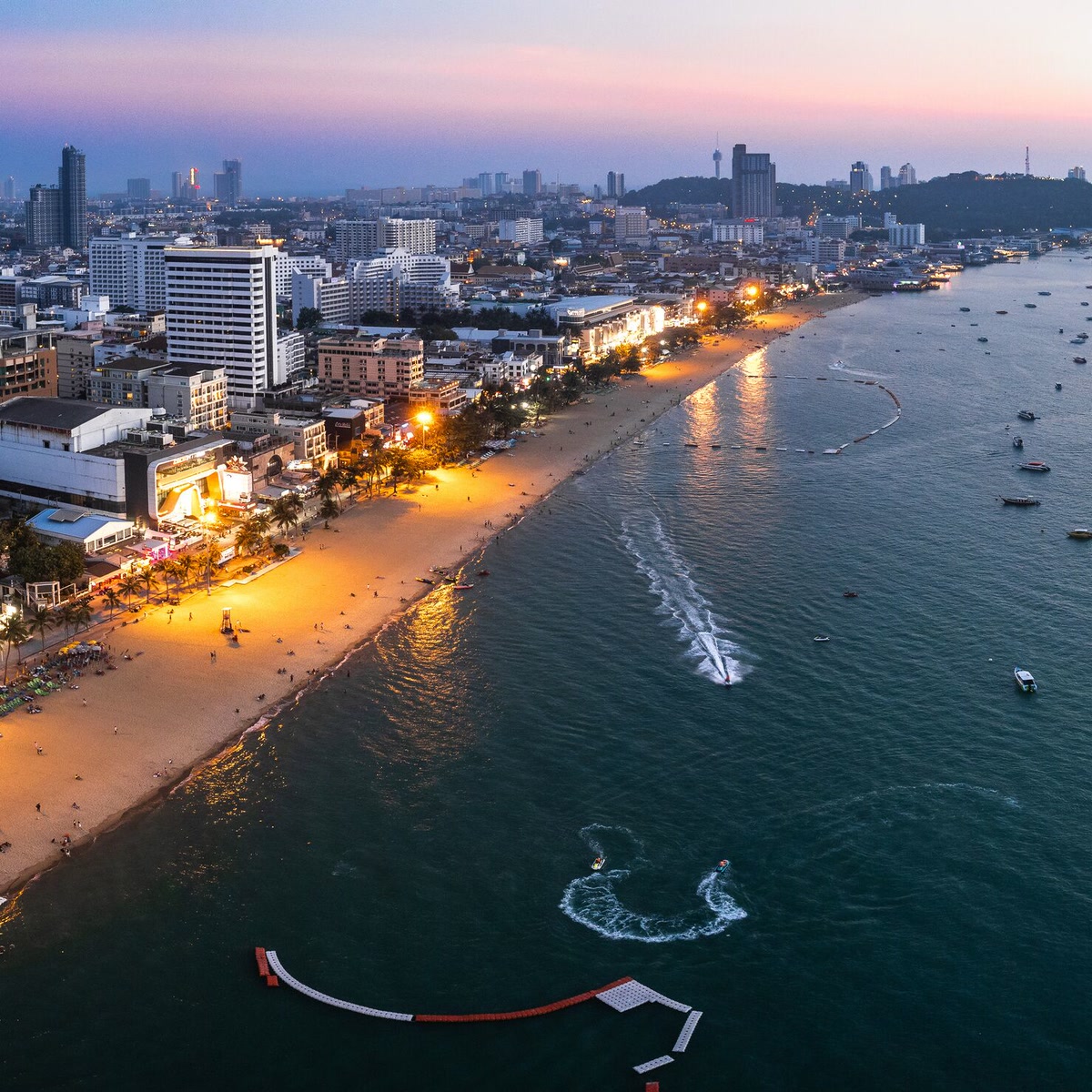 Pattaya Koyu, sahil ve şehir manzarası
