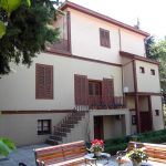 Atatürk Evi Müzesi bahçesi ve oturma bankları