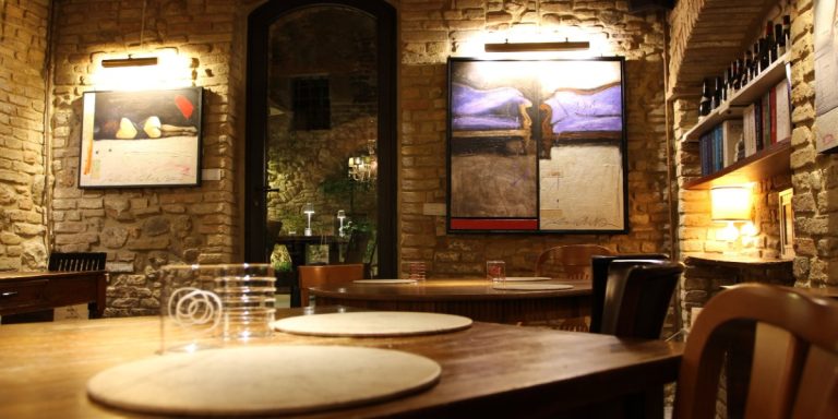 Cum Quibus restoran ana salon, ortaçağ kemerli iç mekan