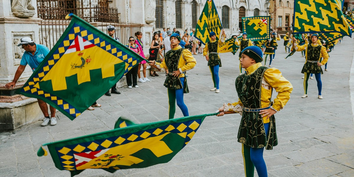 Ferie delle Messi Festivali San Gimignano - ortaçağ bayrak atıcıları geçidi