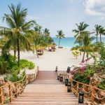 Zuri Zanzibar Kendwa plajında şezlonglar ve turkuaz deniz, Zanzibar