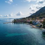 Benitses koy ve Corfu kıyısı