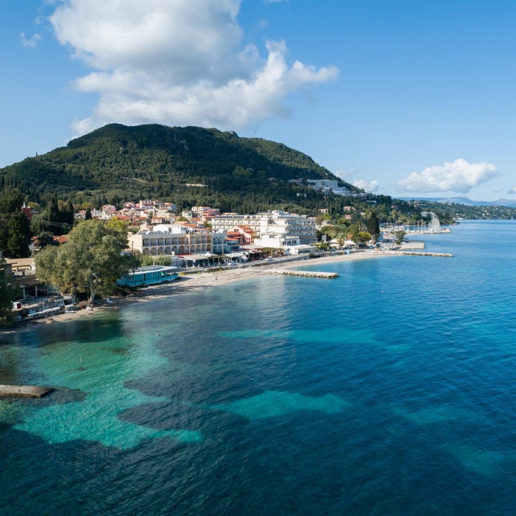 Bella Vista Hotel Corfu drone görünüm, Benitses kıyı şeridi