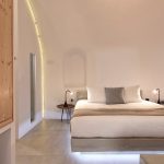 Elysian Santorini Oia cave villa minimal yatak odası, gizli led aydınlatmalı vault tavan
