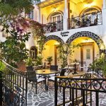 Galatia Villas Santorini on cephe gece gorunumu, tas duvar arch'lar ve aydinlatma