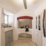Kampanario Villa Santorini yatak odası, beyaz minimalist dekor ve geleneksel Cyclades elementleri