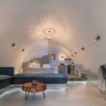 Kasimatis by La Perla Imerovigli cave suite, dekoratif rattan tavan lambasının yansıttığı yıldız desen, modern dekor