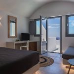 Kasimatis by La Perla suite yatak odası, vault tavan ve klasik Santorini elementleri