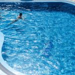 Maistros Village Santorini havuzunda yuzucu, lifestyle atmosfer