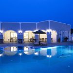Maistros Village Hotel Santorini imza havuz, gece arch ışıklı bina ve dolphin mozaik