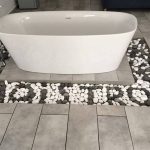 Maistros Village Santorini suite banyo, free-standing küvet ve dekoratif çakıl taş zemin