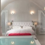 Mythical Blue Santorini honeymoon suite yatak odası