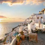 Oia Mare Villas Oia Santorini gün batımı, caldera kenarı beyaz villa terasları ve altın ışık