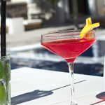 Rose Bay Hotel Santorini havuz bar kokteyl servisi