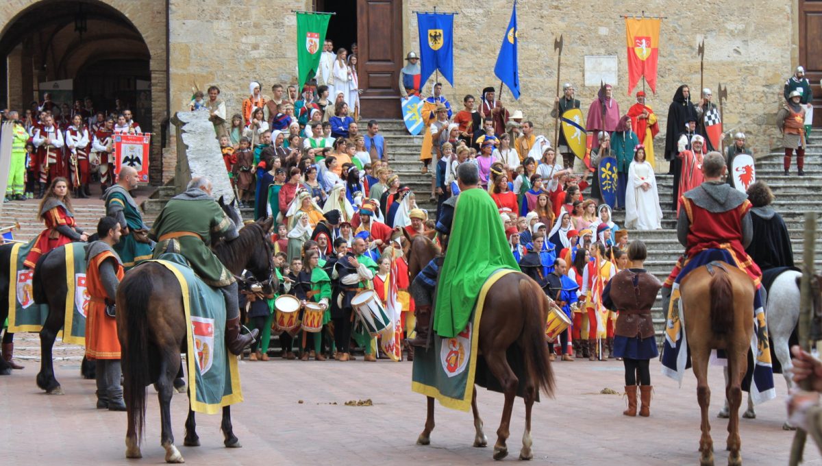 Ferie delle Messi medieval costume parade, San Gimignano