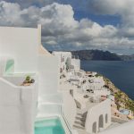 Sophia Luxury Suites Imerovigli caldera kenarı, özel jakuzili teras ve mavi kubbeli kilise ile Cyclades manzarası