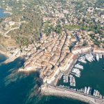 St. Tropez limanı ve eski kasaba havadan görünüm, Côte d'Azur sahili Fransa