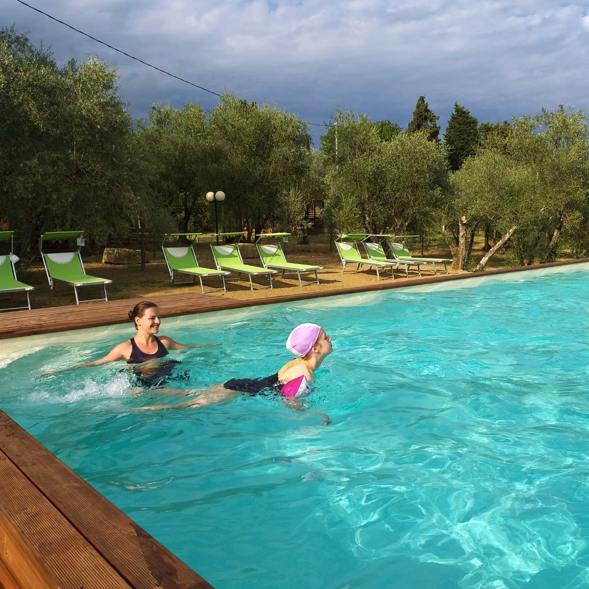 Villa Guarnaschelli havuzda yüzme