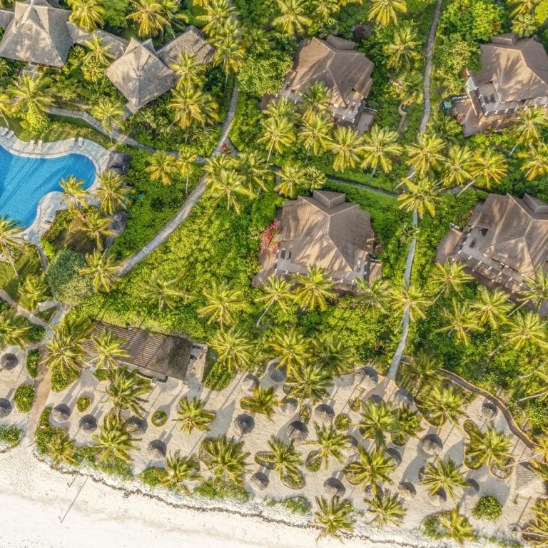 Breezes Beach Club Spa Zanzibar havadan görünüm, havuzlar ve Hint Okyanusu kıyısı