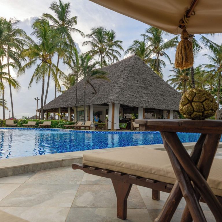 Breezes Beach Club Spa Zanzibar resort havuzu, hasır çatılı yapılar ve sahil