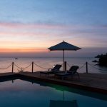 Chuini önünde geleneksel dhow teknesi ve gün batımı, Zanzibar