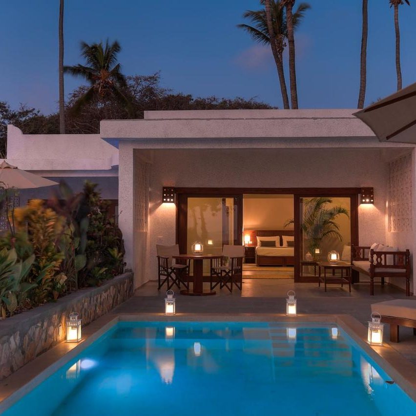 Diamonds Mapenzi havuzu, makuti çatılı villa ve palmiyeler, Kiwengwa Zanzibar oteli