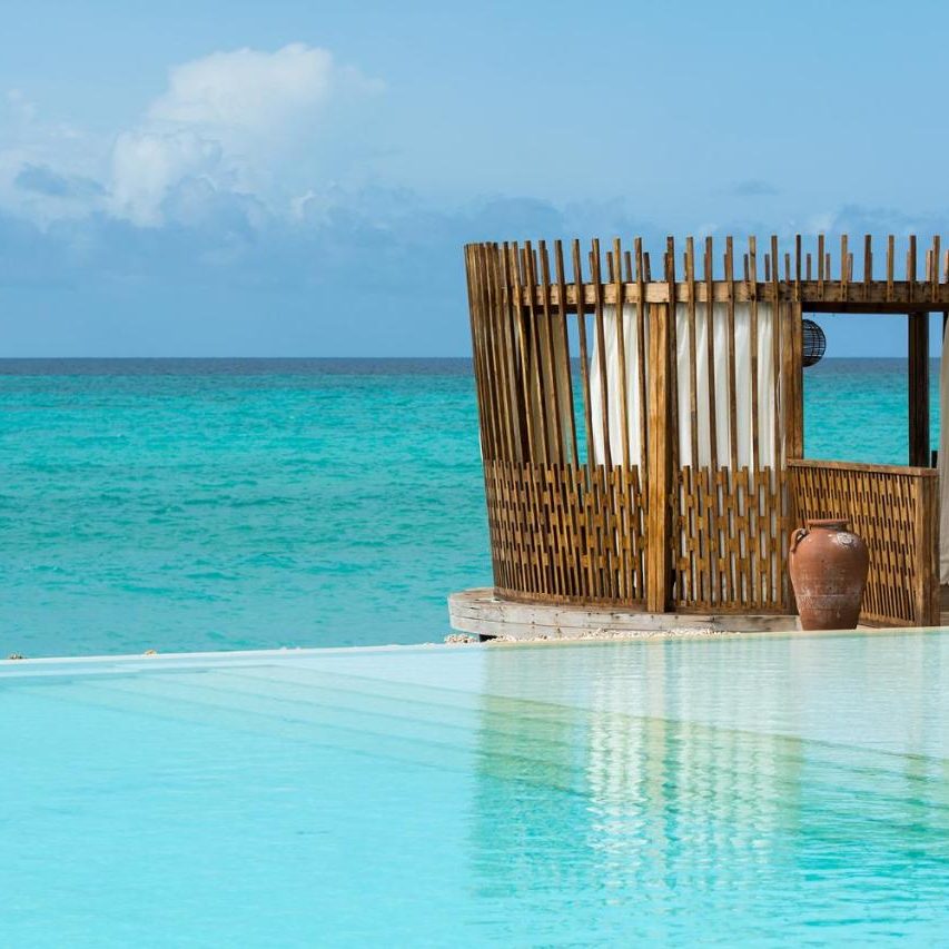 Essque Zalu deniz üstü terası ve turkuaz su, Zanzibar oteli