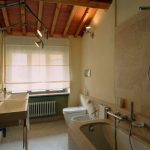 Fattoria Casamora suit, gölgelikli yatak ve açık banyo, Valdarno Toskana