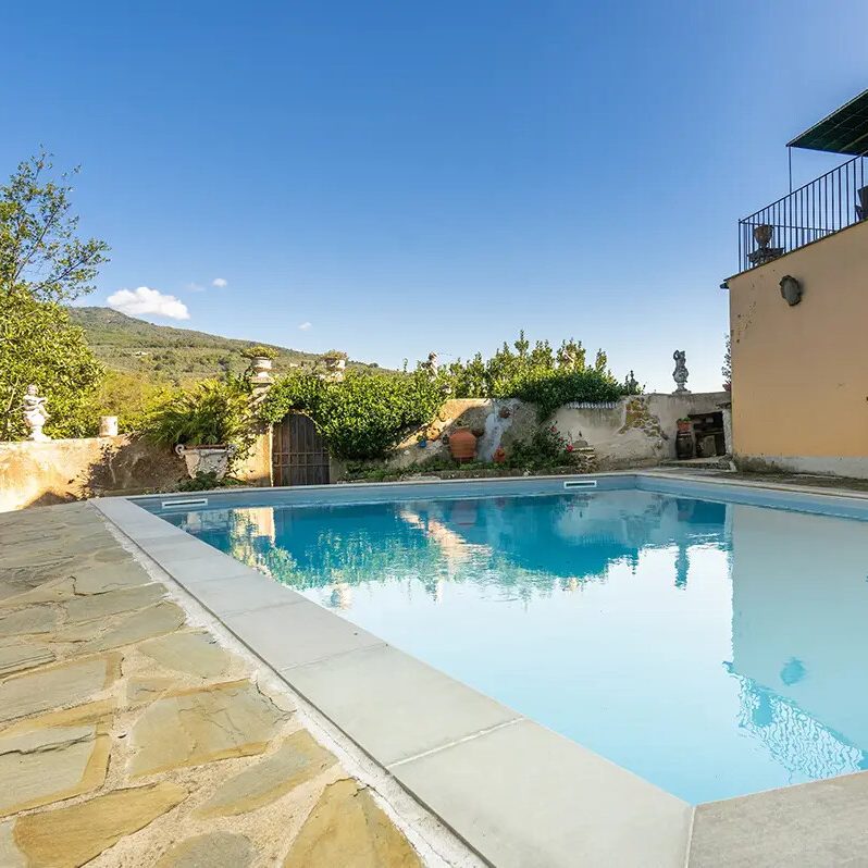 Fattoria di Piantravigne havuzu ve restore tarihi villa, Valdarno Toskana
