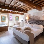 Il Castelluccio Country Resort şık çift kişilik oda, premium yatak ve klasik dekor, Mugello Toskana