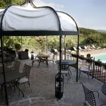 Il Castelluccio Country Resort havuz terası ve Mugello kırsalı manzarası, Barberino di Mugello Toskana
