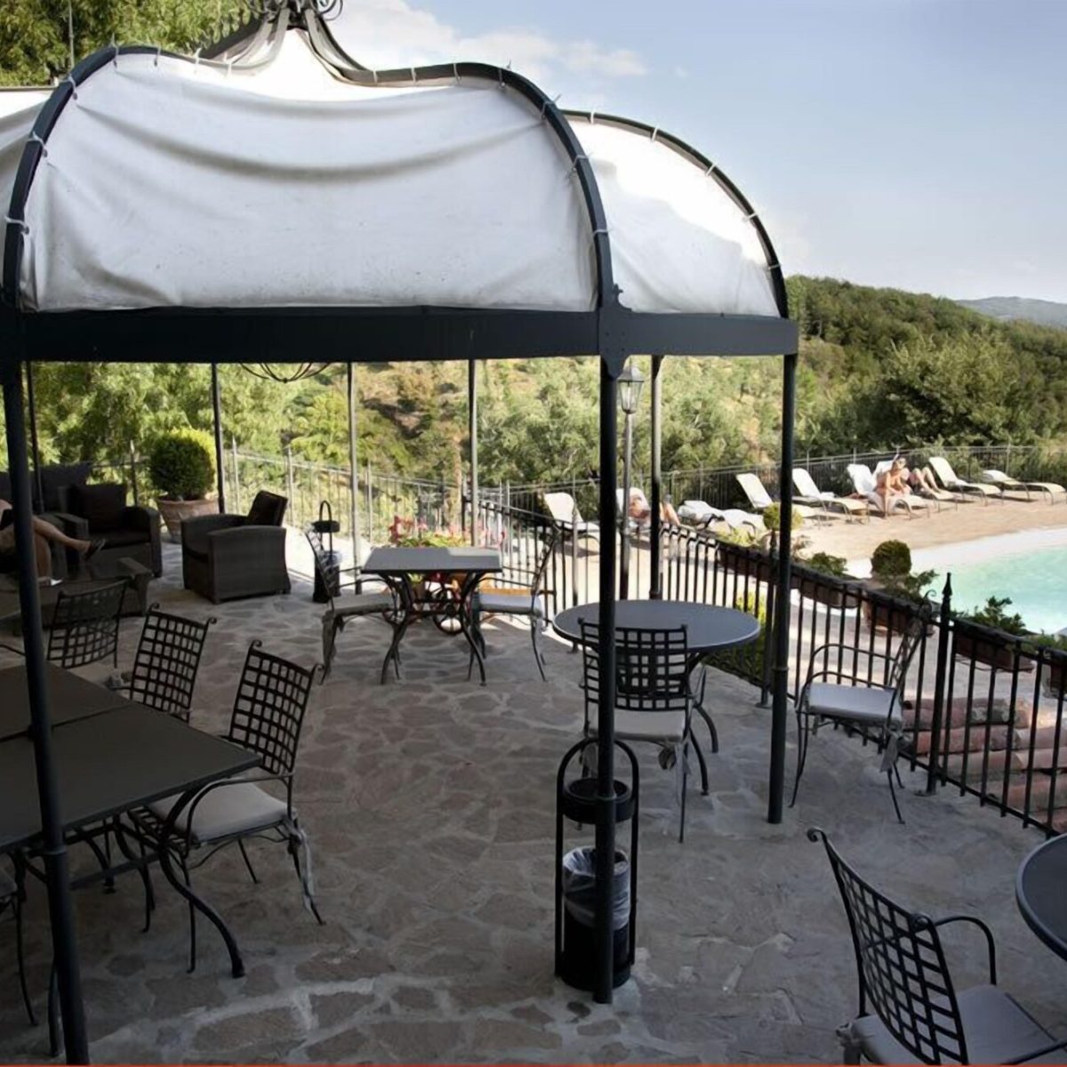 Il Castelluccio Country Resort havuz terası ve Mugello kırsalı manzarası, Barberino di Mugello Toskana
