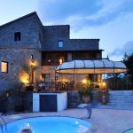 Il Castelluccio Country Resort kuşbakışı genel görünüm, havuz ve Toskana kırsalı, Mugello