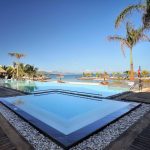 InterContinental Mauritius Resort Balaclava Fort açık havuzu ve palmiyeler