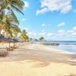 InterContinental Mauritius Resort Balaclava Fort plajında şezlong alanı