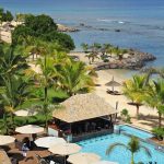 InterContinental Mauritius Resort Balaclava Fort sahili, palmiyeler ve gölgelikler