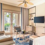 InterContinental Mauritius Resort Balaclava Fort süit oturma alanı ve balkon