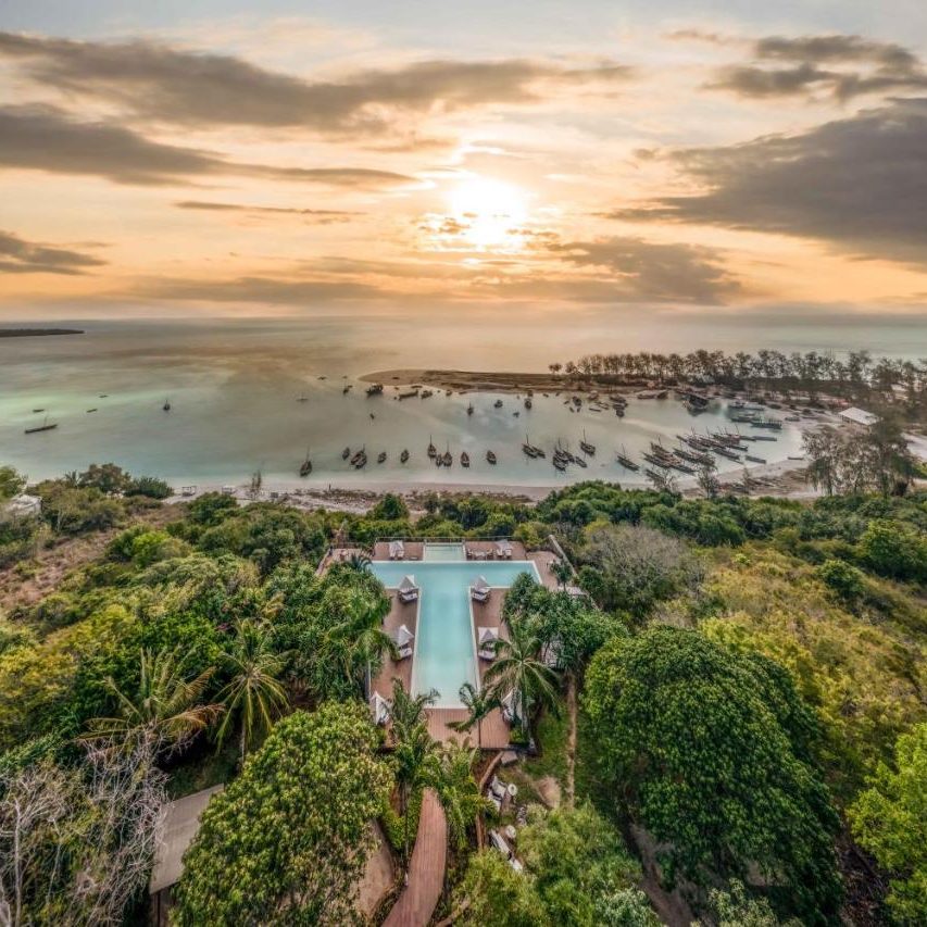 Kilindi havuzu ve Hint Okyanusu üzerinde gün batımı kuşbakışı, Zanzibar oteli