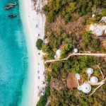 Kilindi Kendwa beyaz kumlu plajı, palmiyeler ve turkuaz deniz, Zanzibar