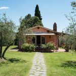 La Casa delle Rose yatak odası, ahşap kirişler ve rustik dekor, Valdarno Toskana oteli