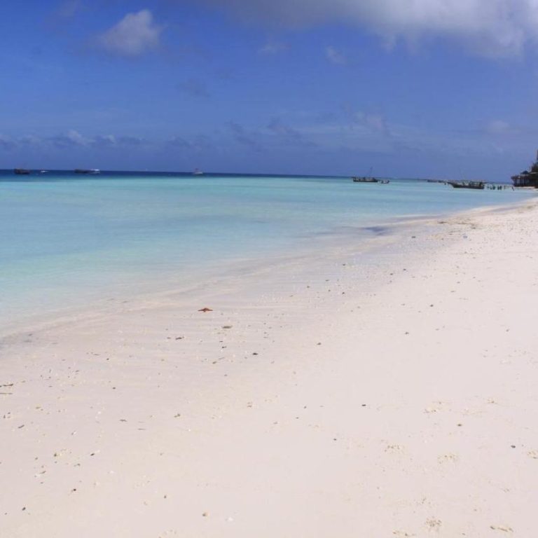 Langi Langi Nungwi beyaz kumlu plajı ve turkuaz deniz, Zanzibar oteli
