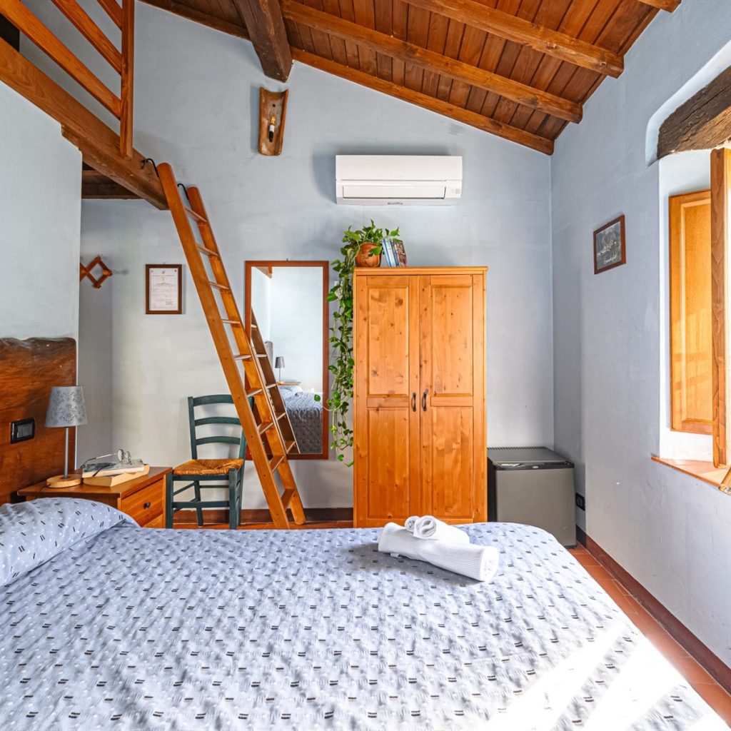 Lucca konaklama ahşap tavanlı rustik suite oda