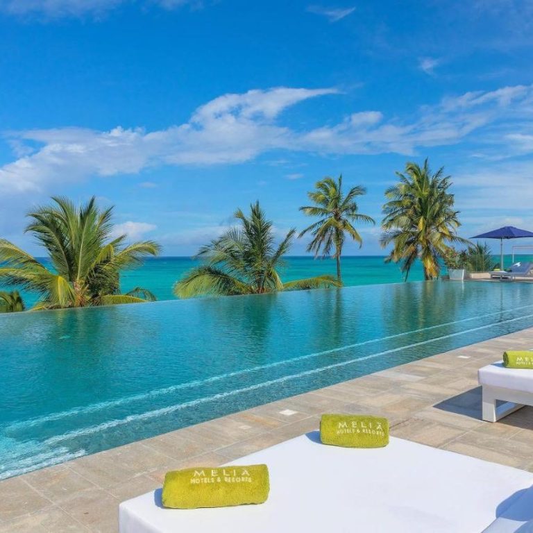 Melia Zanzibar sonsuzluk havuzu, palmiyeler ve turkuaz Hint Okyanusu, Kiwengwa oteli