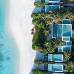 Niva Dhigali Maldives beyaz kumlu plaj ve şezlonglar havadan