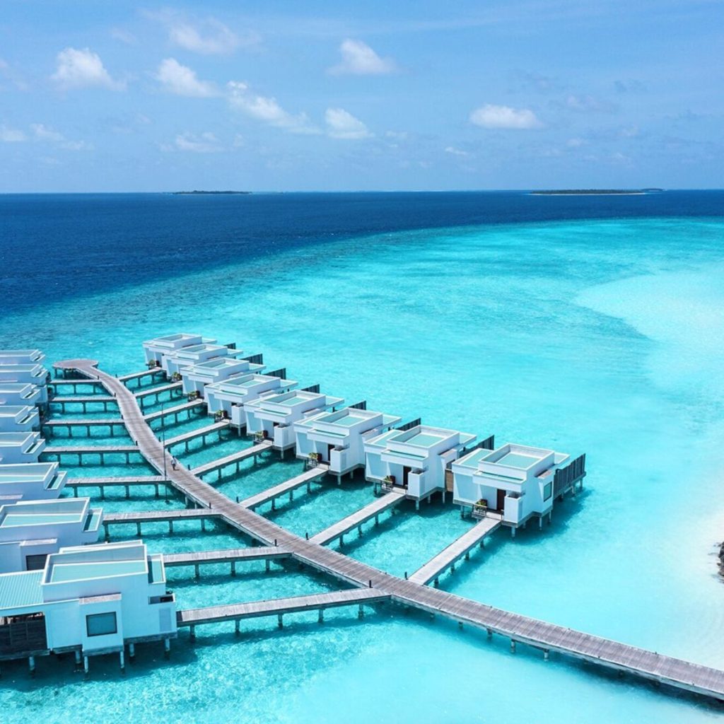 Niva Dhigali Maldives su üstü villaları havadan görünüm, turkuaz lagün