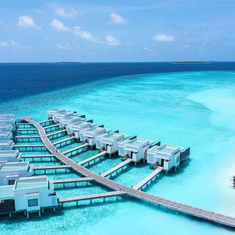 Niva Dhigali Maldives su üstü villaları havadan görünüm, turkuaz lagün