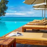 Nungwi Dreams havuz kenarı şezlonglar ve deniz, Zanzibar oteli