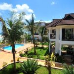 Pearl Beach havuzu, şezlonglar ve bahçe, Zanzibar oteli