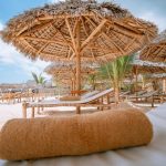 Pearl Beach Kendwa plajında şezlong ve şemsiyeler, Zanzibar